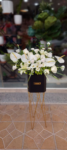 باکس گل ترحیمی سفید و مشکلی